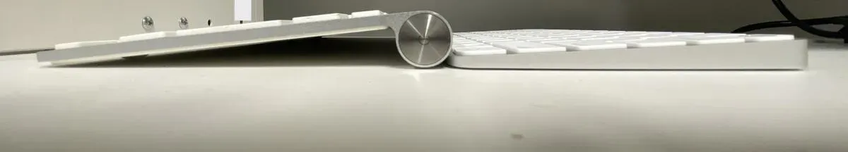 第一世代と第二世代の比較(傾斜) Apple Magic Keyboard